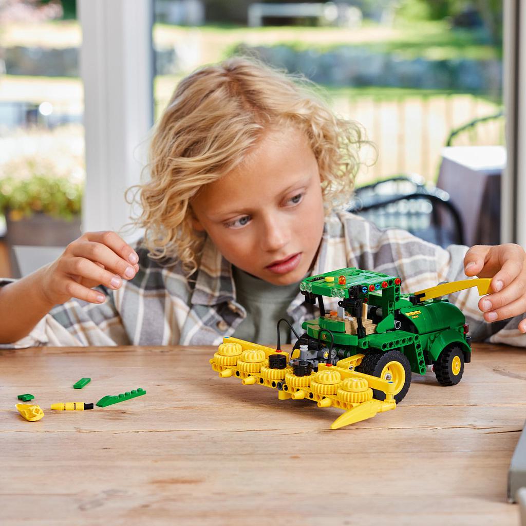 lego_technic_john_deere_9700_forage_harvester_42168L_5