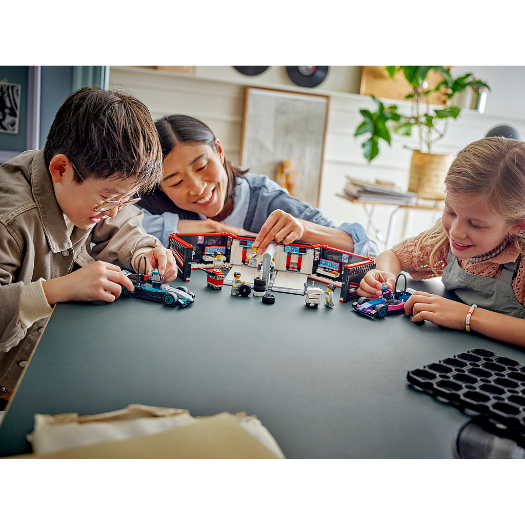 lego_city_f1_garaaž,_mercedes-amg_ja_alpine_autod_60444L_3