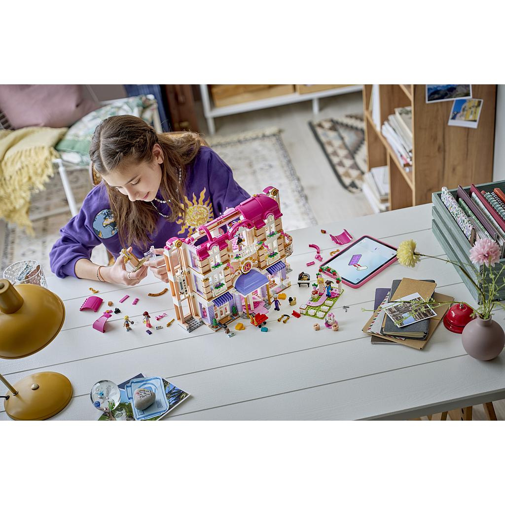 lego_friends_heartlake'i_linna_suur_hotell_42704L_11